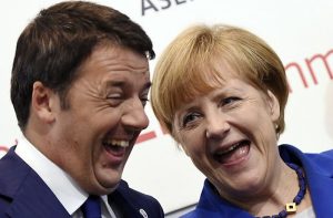 Germany's Chancellor Angela Merkel (R) smiles with Italy's Prime Minister Matteo Renzi during the Asia-Europe Meeting (ASEM) in Milan October 16, 2014. REUTERS/Daniel Dal Zennaro/Pool (ITALY - Tags: POLITICS)
