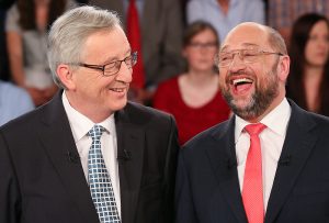 Jean-Claude Juncker (r) und Martin Schulz, Spitzenkandidaten f¸r das Amt des Kommissionspr‰sidenten der EU scherzen am 20.05.2014 in Hamburg in einem Fernsehstudio vor der Ausstrahlung der Sendung "Wahlarena" miteinander. Die Kandidaten treffen sich zu einem Fernsehduell vor der Europawahl am 25. Mai 2014. Foto: Axel Heimken/dpa +++(c) dpa - Bildfunk+++